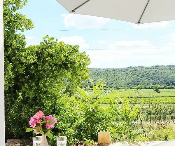 Διαμέρισμα Flora